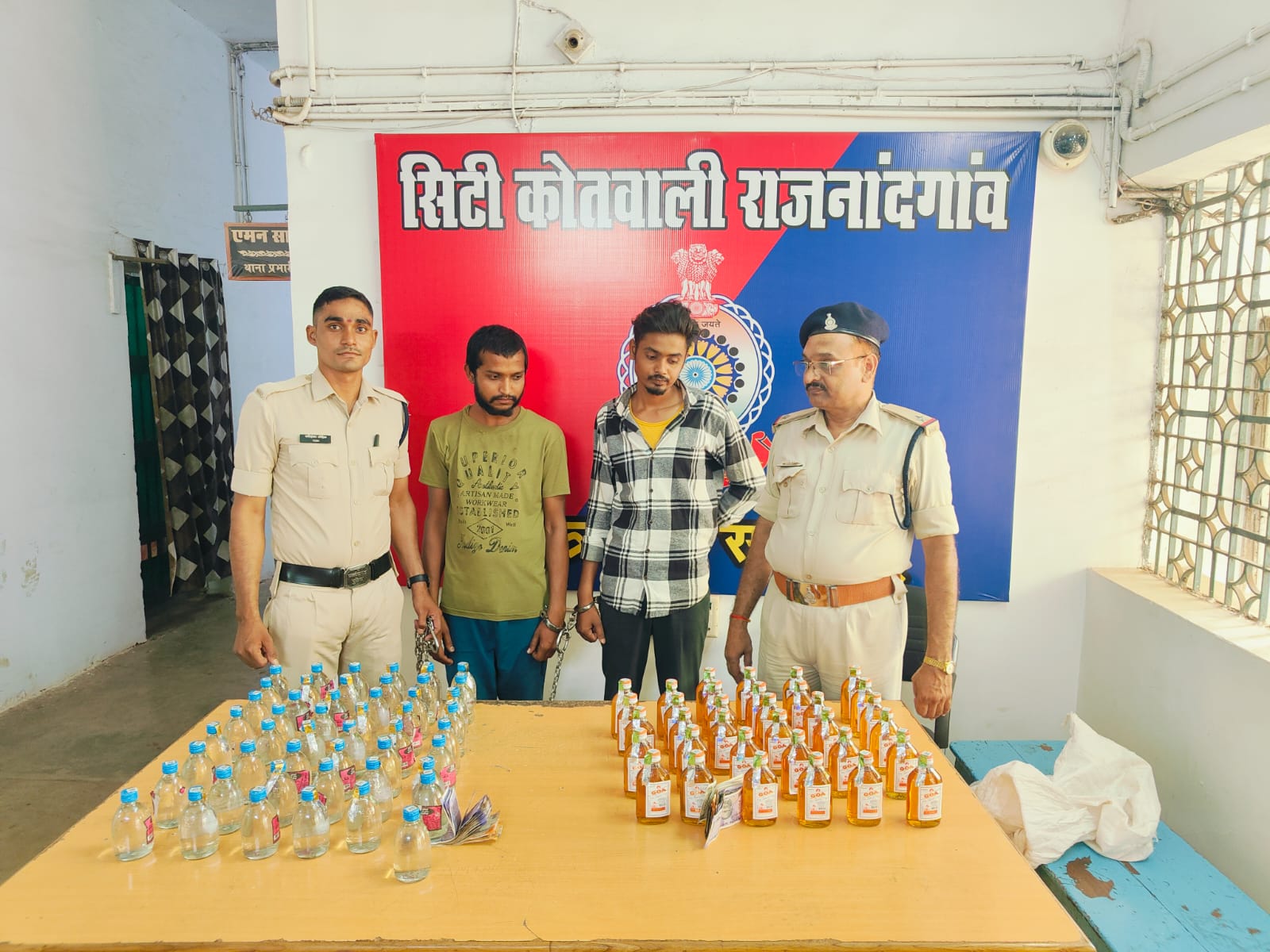 पुलिस ने अवैध शराब बिक्री करने वालों पर कसी नकेल, दो गिरफ्तार, 15.120 लीटर शराब और नकदी बरामद